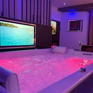 https://suite-jacuzzi.hotels-rhonealpes.com